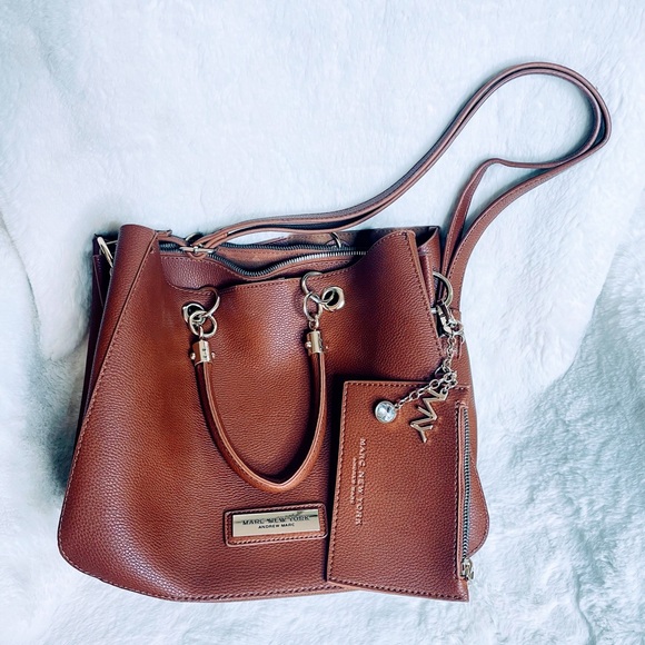 Marc Jacobs Brown Leather Shoulder Bag with Gold Hardware - Picture 2 of 5